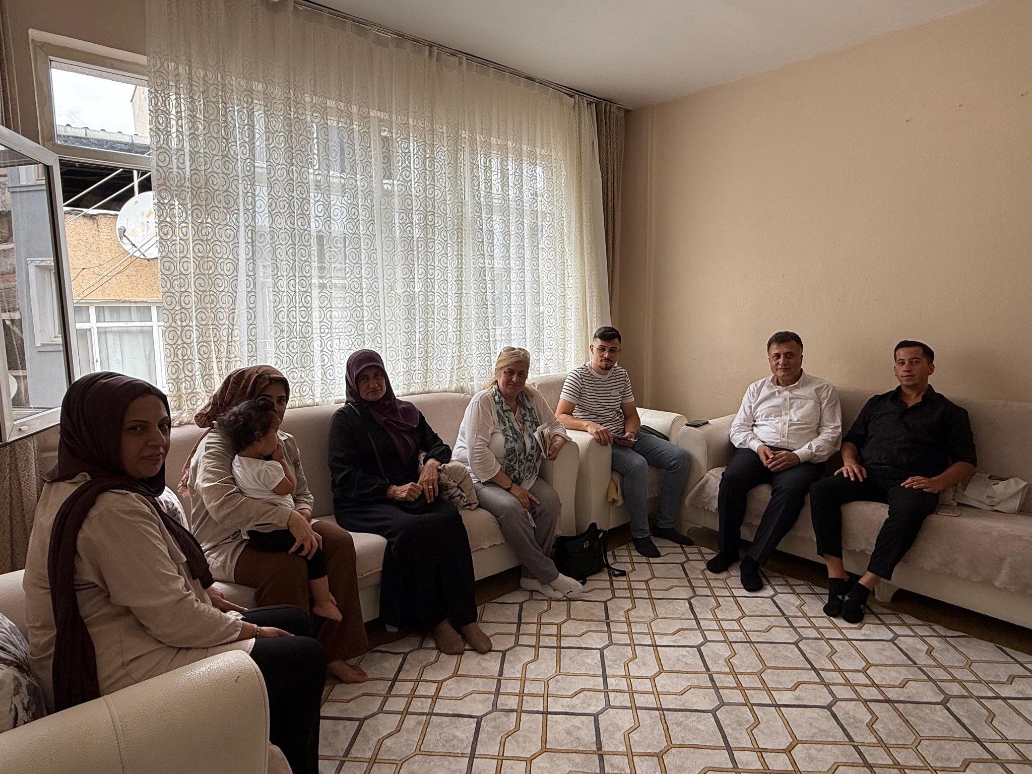 Bir bardak çay, bir tebessüm, bir dua…