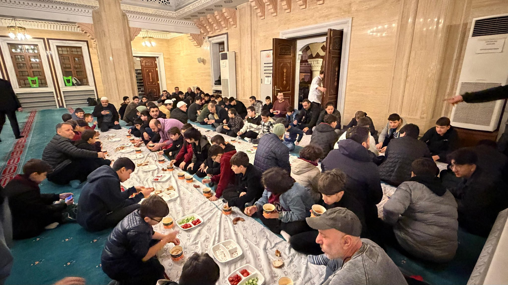 "Gençlerin Allah’ın evlerine bağlı olması, ümmetin dirilişidir.” Hz. Muhammed (s.a.v.)