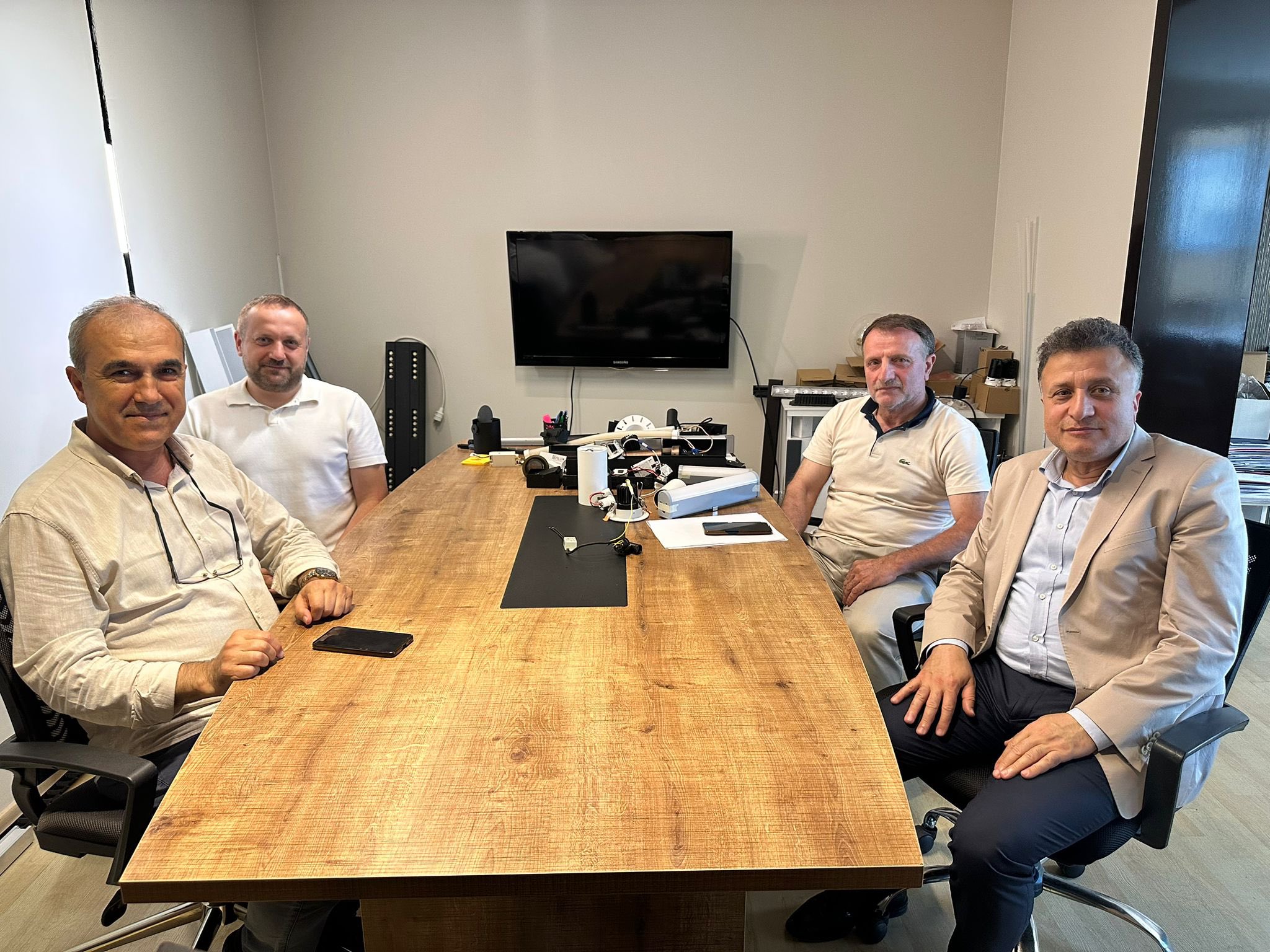 İlçe Kurucu Yönetim Kurulu Üyelerimizden Sayın Kadir Tan’ı işyerinde ziyaret ettik.