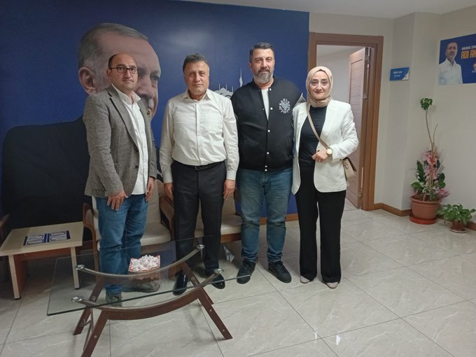 Altıntepsi Mahallemizin kıymetli esnaflarından Zehra Yıldırım, Serkan Güleç ve Hasan Güleç ilçe başkanlığımızdabizleri ziyaret