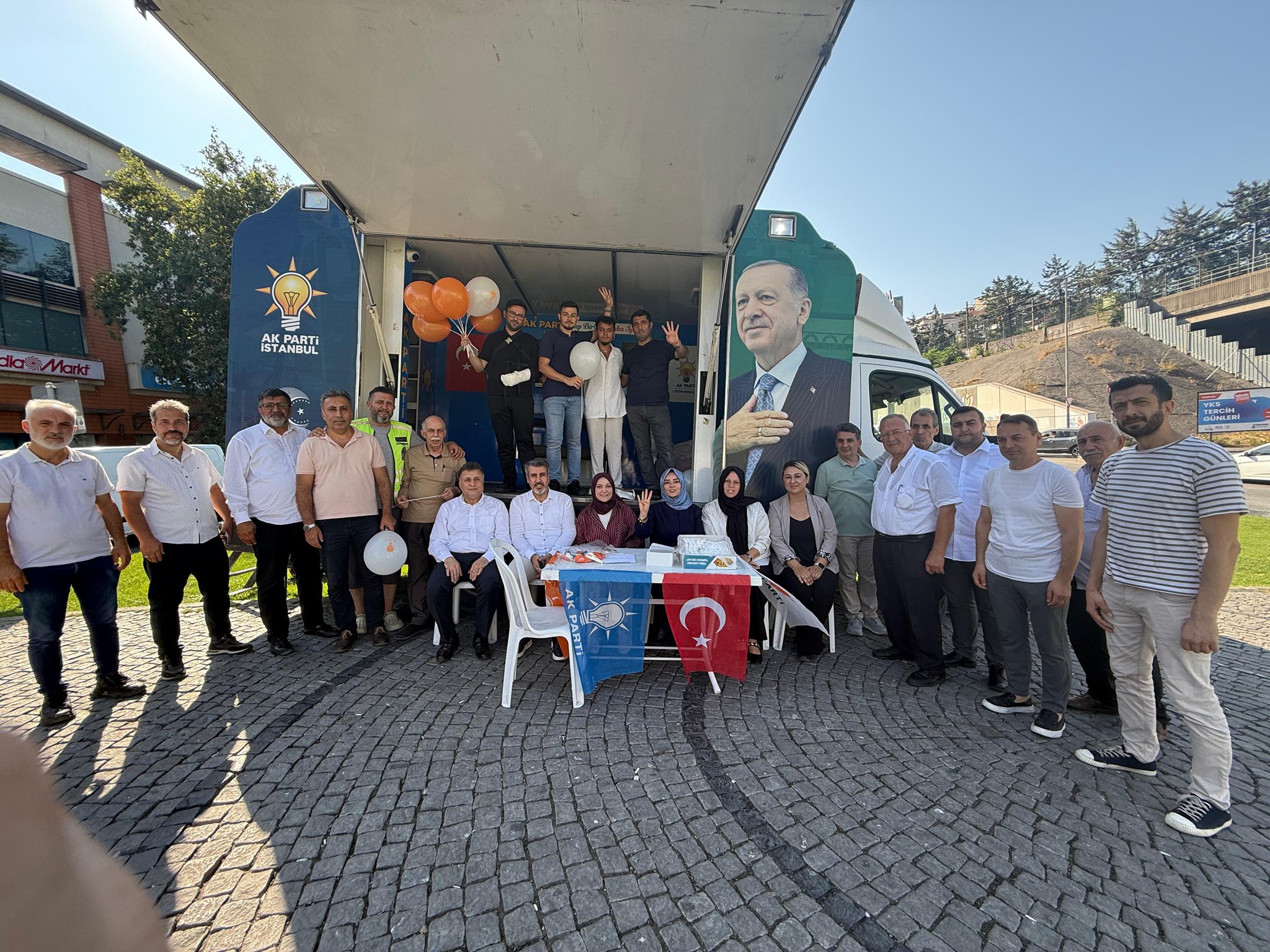 İl Başkan Yardımcılarımız Zeynep Şişman ve Osman Cengiz‘in katılımları ile  AK Nokta aracımızla Bugün Kocatepe Mahallemizdeydik.