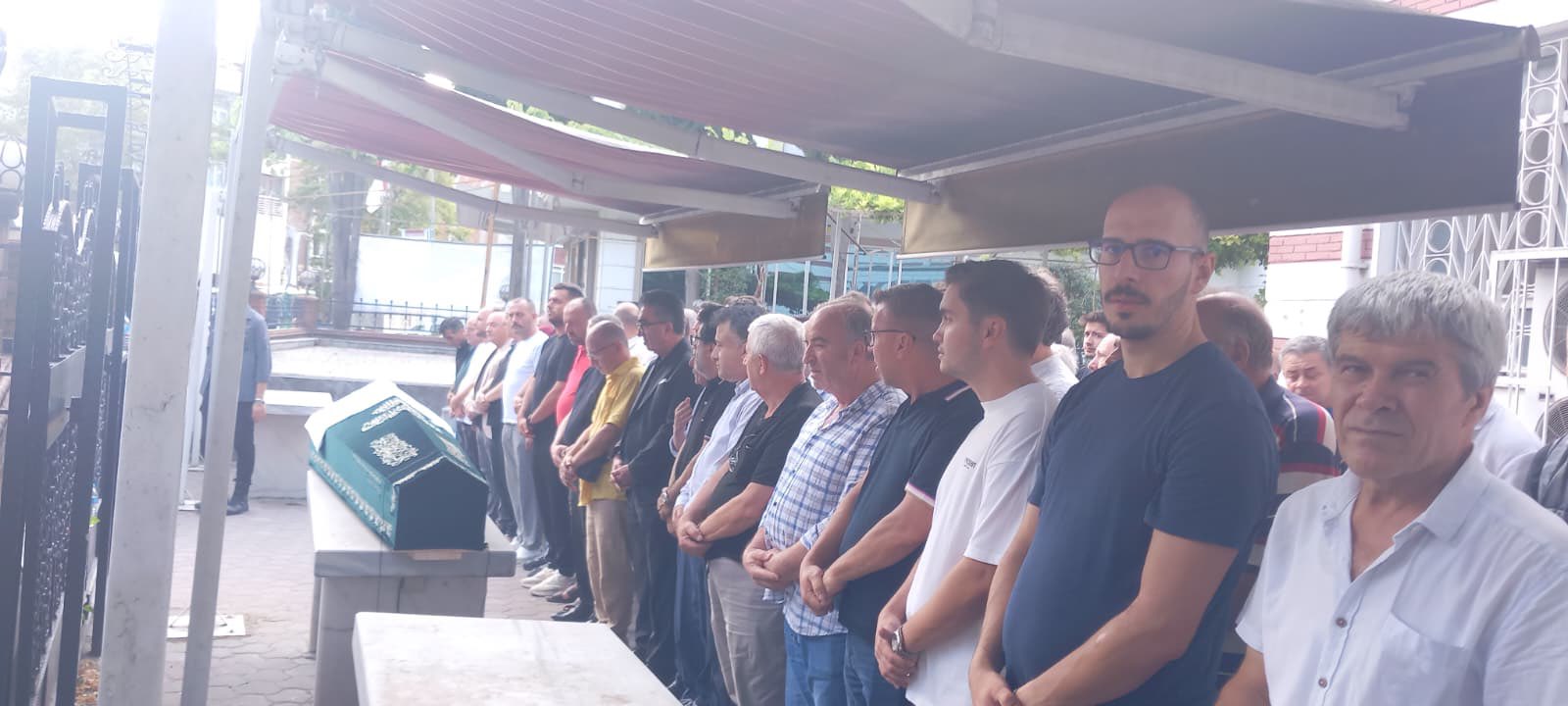 Demirkapı Caddesi esnaflarından ve ilçemizin kanaat önderlerinden Sadem Çalışkan’ın cenaze namazındaydık.