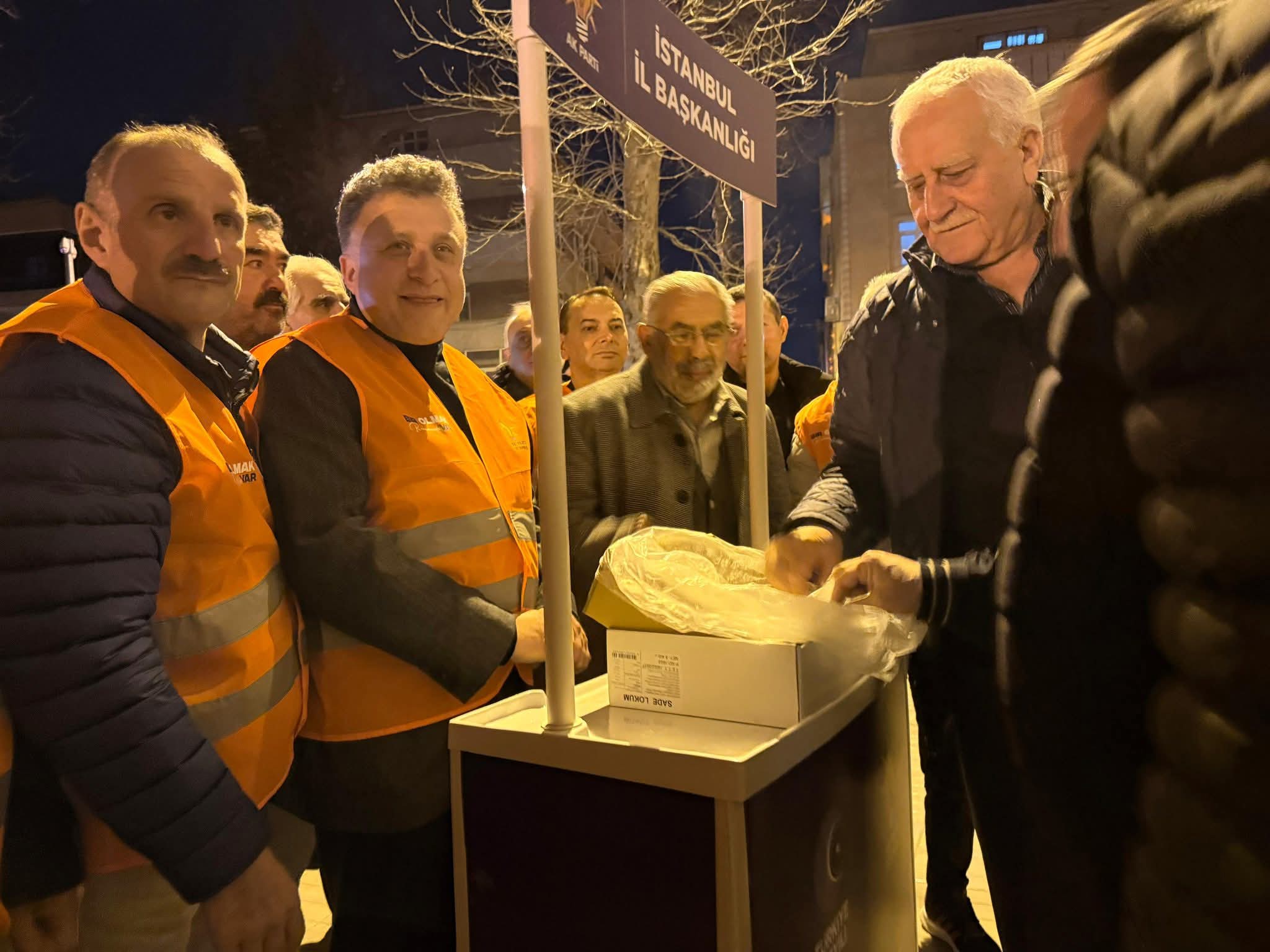 Cevatpaşa Bilal Habeşi Camii’nde Teravih Sonrası Lokum İkramı