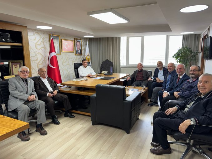 Teşkilatımızın temel taşlarından, emekleriyle her zaman örnek olmuş ihtiyar delikanlılarımız—Yaşlılar Komisyonumuz—ilçe başkanlığımızda bizleri ziyaret etti.