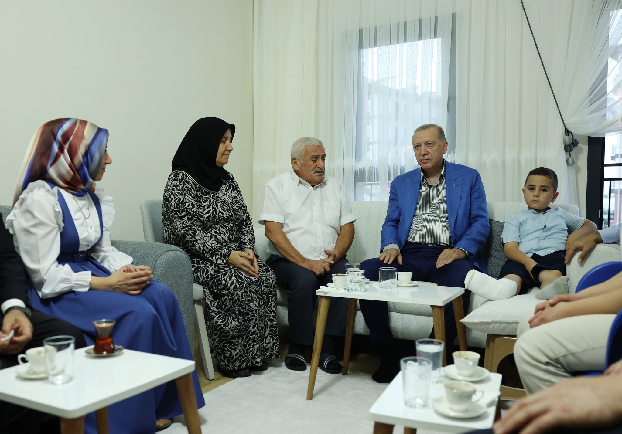 Cumhurbaşkanımız Sayın Recep Tayyip Erdoğan, Malatya'da depremzede Ahmet Zengin ve ailesini yeni evinde ziyaret etti.