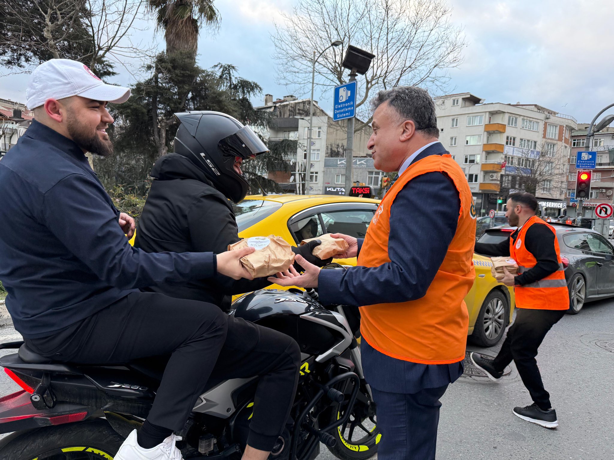 Bayrampaşa’da “İftara 5 Kala” Geleneği Devam Ediyor