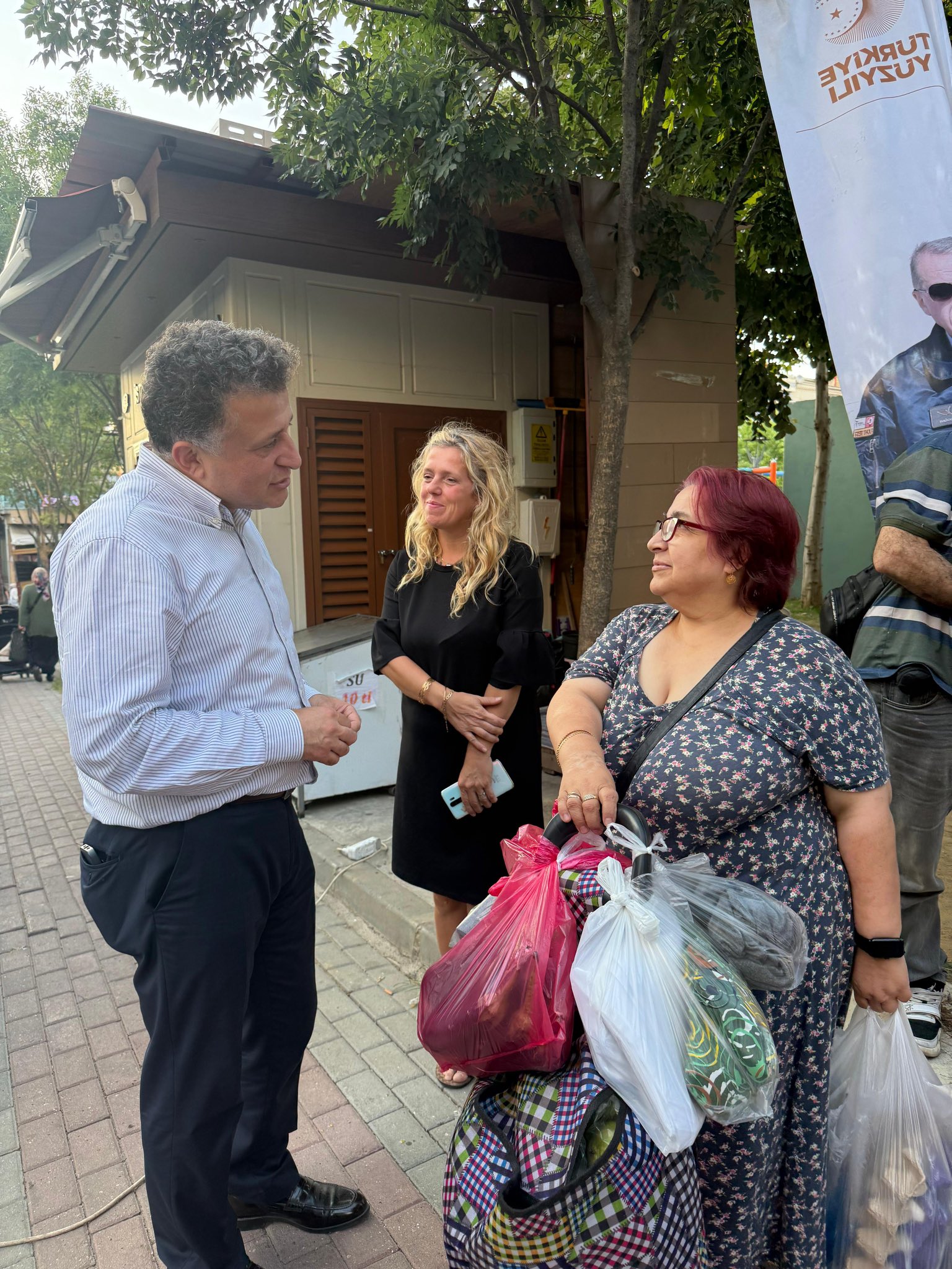 Muratpaşa Mahallemizde kurduğumuz AK Nokta aracımızla hemşehrilerimizle bir araya geldik.