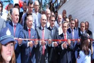 İSMETPAŞA PARKI`NIN KURDELESİNİ BAKAN BAYRAKTAR KESTİ